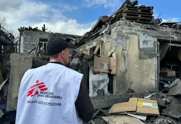 El equipo de MSF examina la magnitud de la destrucción tras el reciente ataque. La oficina de MSF quedó completamente destruida.