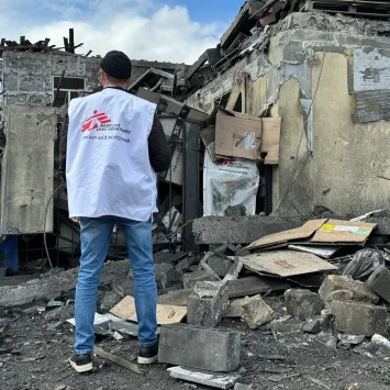 El asesor de seguridad Oleksandr Cherniavskyi evalúa el alcance de la destrucción. El equipo de MSF examina la magnitud de la destrucción tras el reciente ataque. La oficina de MSF ha quedado completamente destruida. Ucrania, abril de 2024.