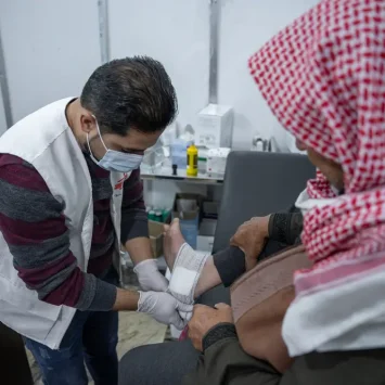 Médico de MSF realiza curacionesa paciente en el noroeste de Siria.