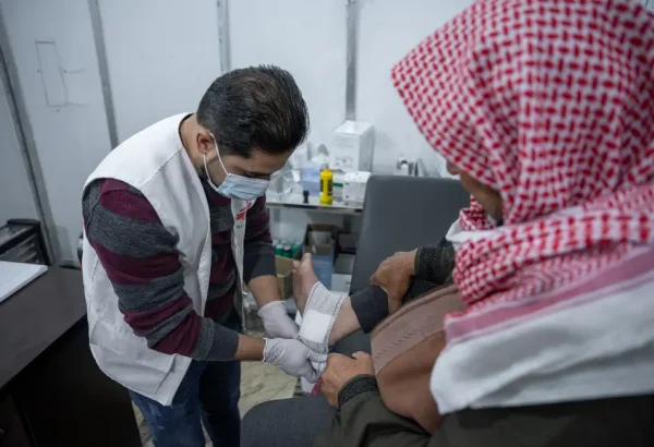 Médico de MSF realiza curacionesa paciente en el noroeste de Siria.