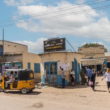 Entrada del hospital universitario de Zalingei. Desde el inicio de la guerra en Sudán, los centros de salud y el personal médico han sufrido repetidos ataques, incluyendo saqueos de hospitales.