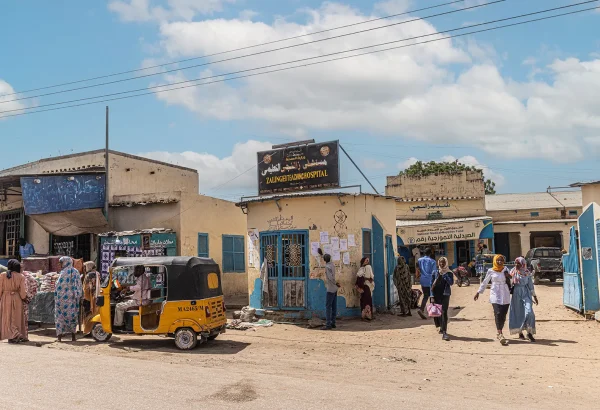 Entrada del hospital universitario de Zalingei. Desde el inicio de la guerra en Sudán, los centros de salud y el personal médico han sufrido repetidos ataques, incluyendo saqueos de hospitales.