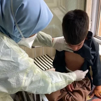 Una enfermera de MSF examina a Sebgatullah, de nueve años, diagnosticado de sarampión, en la sala de aislamiento del Hospital Regional de Herat.