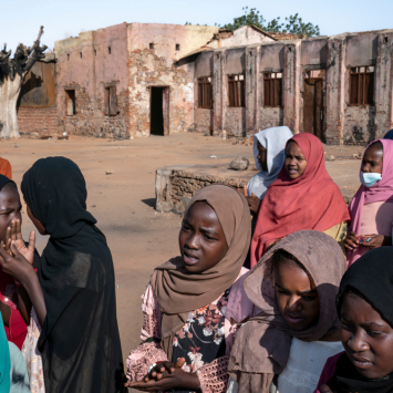 Niños y niñas se reúnen al comienzo de una jornada escolar en la escuela primaria de Alkasim. La escuela destruida en El Geneina, Darfur Occidental, Sudán.