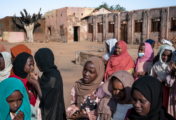 Niños y niñas se reúnen al comienzo de una jornada escolar en la escuela primaria de Alkasim. La escuela destruida en El Geneina, Darfur Occidental, Sudán.