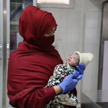 Razia Bibi sostiene a un bebé recién nacido en la maternidad de MSF en Chaman, Pakistán