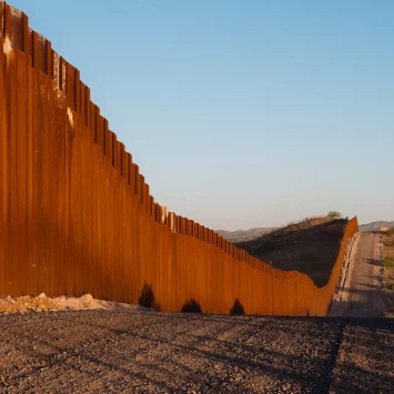 La carretera a lo largo del muro fronterizo en el área de Sasabe en Arizona.