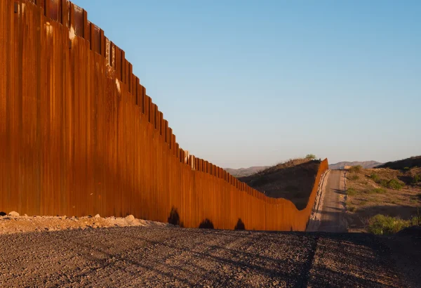 La carretera a lo largo del muro fronterizo en el área de Sasabe en Arizona.