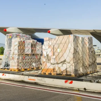 La entrega de 80 toneladas de suministros médicos ayuda a satisfacer la necesidad urgente de reabastecer los programas de MSF, pero no es suficiente para cubrir todas las necesidades de las instalaciones médicas donde trabajan los equipos de MSF en Haití. Haití 2024 © MSF