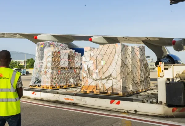 La entrega de 80 toneladas de suministros médicos ayuda a satisfacer la necesidad urgente de reabastecer los programas de MSF, pero no es suficiente para cubrir todas las necesidades de las instalaciones médicas donde trabajan los equipos de MSF en Haití. Haití 2024 © MSF