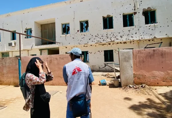 Personal de Médicos Sin Fronteras fuera de un centro de salud apoyado por MSF en Sudán.