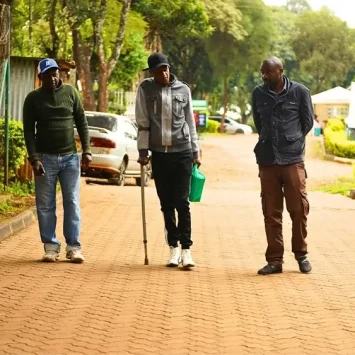 Mburu Michael con su papáy su tío cuando llegan a la clínica de terapia médicamente asistida (MAT).
