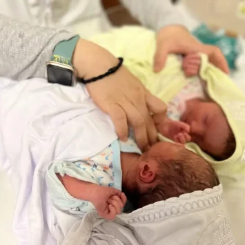 Dos recién nacidos en la sala de maternidad del hospital Al-Nasser, en el sur de Gaza.