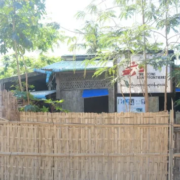 Vista de laclínica móvil de Médicos Sin Fronetras en Pauktaw