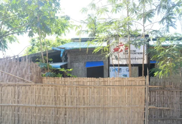 Vista de laclínica móvil de Médicos Sin Fronetras en Pauktaw
