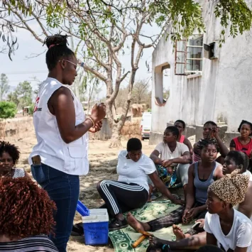 Jacqueline Zulu, responsable de promoción de la salud de MSF, enseña a las trabajadoras sexuales cómo realizar una autoprueba del virus del papiloma humano.