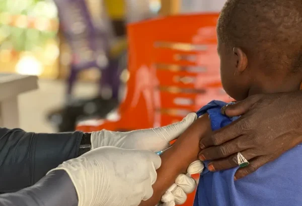 Un niño es vacunado por un miembro del personal de MSF en el campo de tránsito de Adré, en el este de Chad. Enfermedades como el sarampión pueden propagarse rápidamente cuando las personas no vacunadas viven en condiciones de hacinamiento y hacinamiento, como en campos de desplazados y refugiados.