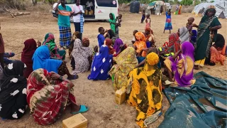 Sensibilización a la comunidad sobre el uso de purificadores de agua en Grasen, Kenia.