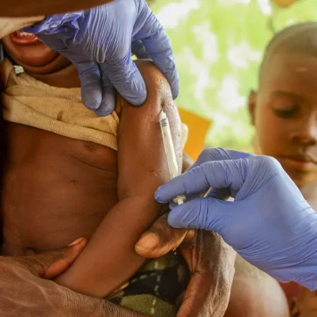 Brote de sarampión en Kampene Para lograr una amplia cobertura, se habilitaron ocho sitios diarios para recibir a niños de entre 6 meses y 9 años para su vacunación.