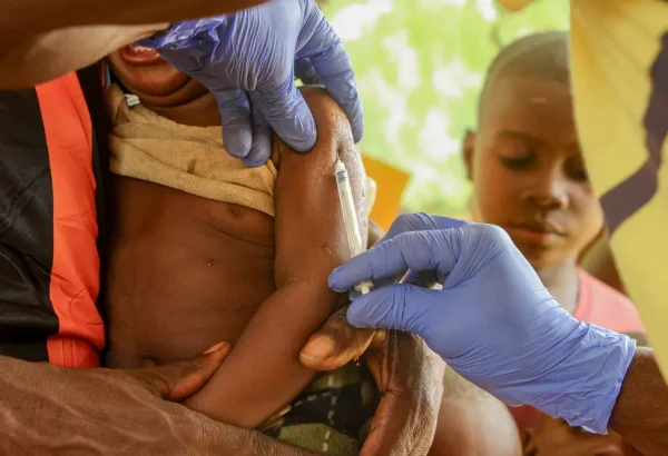 Brote de sarampión en Kampene Para lograr una amplia cobertura, se habilitaron ocho sitios diarios para recibir a niños de entre 6 meses y 9 años para su vacunación.