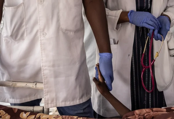 Una enfermera sostiene la mano de Haidara Atim, de 10 años, que sufría de bronquitis traqueal y shock séptico, después de que muriera cuando los médicos no pudieron resucitarlo en la unidad de cuidados intensivos del Hospital MSF en Metche, en el este de Chad, el 7 de agosto de 2024.
