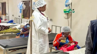 Personal médico durante una ronda en la sala de neonatología en el centro de salud de Nduta. Kibondo, Tanzania.