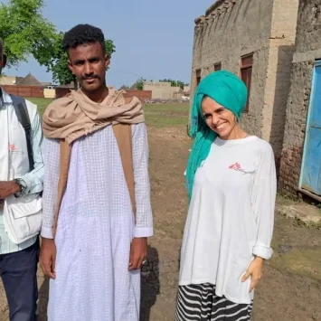 Aldokhri Idris Abdallah junto a Ahmed Abdalla y Angela Giacomazzi, de MSF, cuando Aldokhri fue dado de alta del centro de tratamiento del cólera.