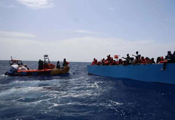 96 personas fueron rescatadas de un barco de madera abarrotado en el Mediterráneo central. Muchas eran mujeres y niños, la mayoría viajando solos. Todos se encuentran a salvo a bordo del Geo Barents.