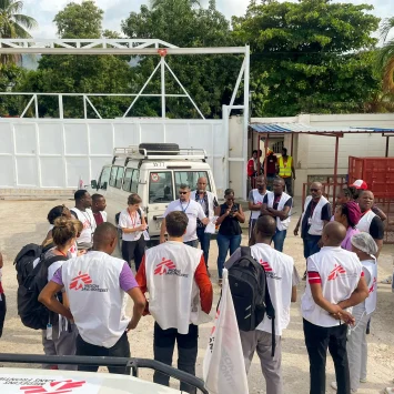El equipos de MSF está concentrando frente al hospital Carrefour para planificar las próximas horas, para brindar atención médica a las personas quemadas tras la explosión de un camión cisterna. Septiembre, 2024.