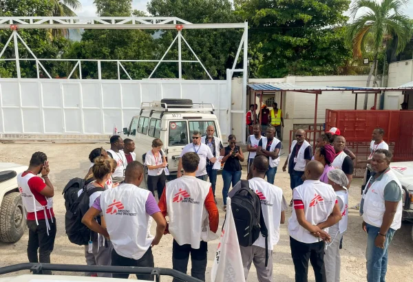 El equipos de MSF está concentrando frente al hospital Carrefour para planificar las próximas horas, para brindar atención médica a las personas quemadas tras la explosión de un camión cisterna. Septiembre, 2024.