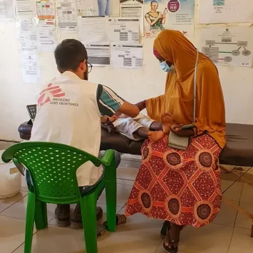 El doctor Diego Barragán durante una consulta a una mujer en Mozambique