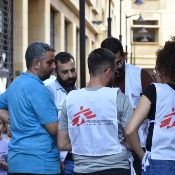 Personal de las clínicas móviles distribuyen artículos de primera necesidad a las personas desplazadas en Beirut.