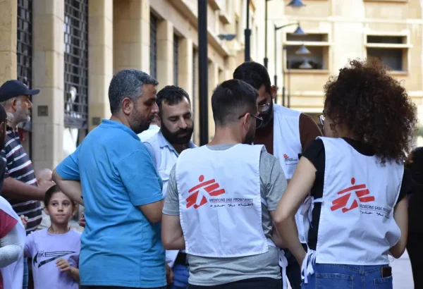 Personal de las clínicas móviles distribuyen artículos de primera necesidad a las personas desplazadas en Beirut.