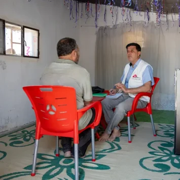 Mohammad, consejero de salud mental de MSF en el noroeste de Siria, lleva a cabo una sesión de salud mental con un paciente que experimenta problemas psicológicos en una de las clínicas móviles de MSF en los campamentos de Dair Hassan.