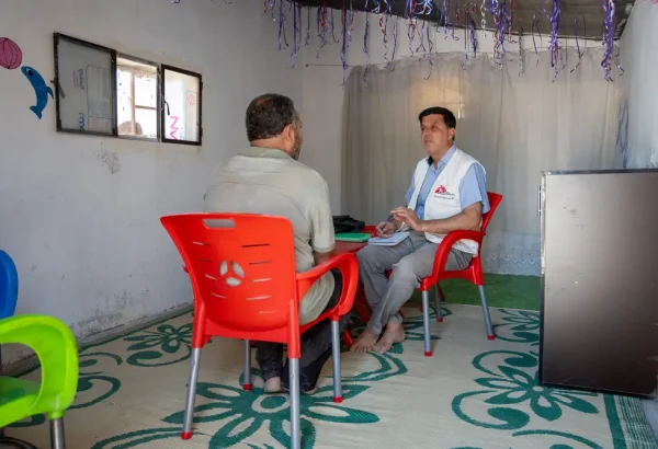 Mohammad, consejero de salud mental de MSF en el noroeste de Siria, lleva a cabo una sesión de salud mental con un paciente que experimenta problemas psicológicos en una de las clínicas móviles de MSF en los campamentos de Dair Hassan.