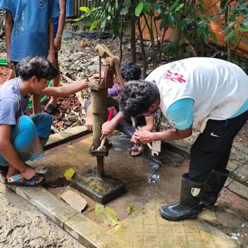 Para garantizar el acceso a agua potable, el equipo de agua y saneamiento de MSF desinfectó y reparó pozos entubados rotos, y también desinfectó los tanques de agua del hospital para prevenir la propagación de enfermedades. Bangladesh 2023.