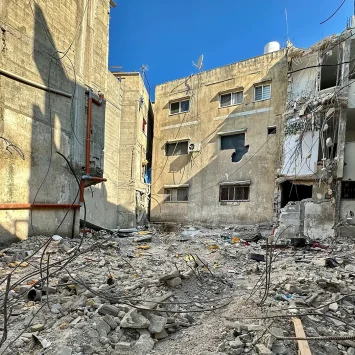 Escombros tras un ataque aéreo israelí contra el campo de refugiados de Tulkarem, que causó la muerte de 18 personas. Cisjordania, Palestina, octubre de 2024.