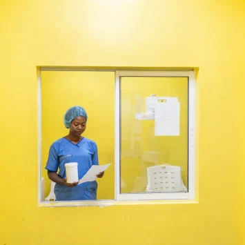 Perpetua, enfermera en el laboratorio del centro de atención obstétrica y neonatal de emergencia integral construido por MSF en el Hospital Nilefa Keji en Maiduguri, estado de Borno, Nigeria.