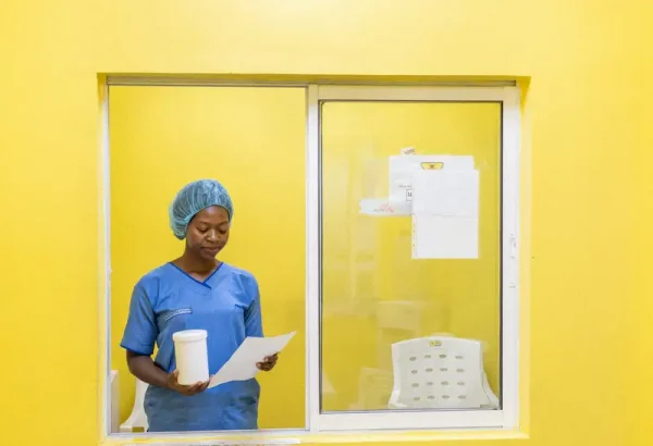Perpetua, enfermera en el laboratorio del centro de atención obstétrica y neonatal de emergencia integral construido por MSF en el Hospital Nilefa Keji en Maiduguri, estado de Borno, Nigeria.