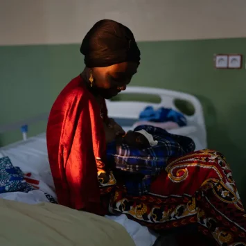 Alima Mustafa cuida a la niña de su hermana en el centro de atención obstétrica y neonatal construido por MSF en el Hospital Nilefa Keji en Mai Duguri, estado de Borno, Nigeria.