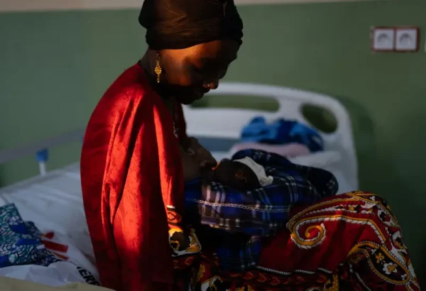 Alima Mustafa cuida a la niña de su hermana en el centro de atención obstétrica y neonatal construido por MSF en el Hospital Nilefa Keji en Mai Duguri, estado de Borno, Nigeria.