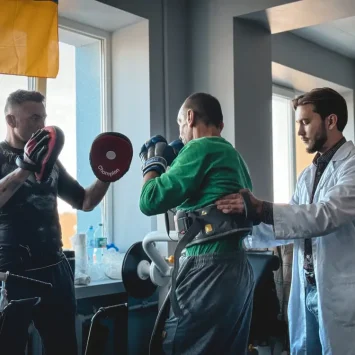 Equipo de Médicos Sin Fronteras durante uan sesión de rehabilitación temprana con paciente de 53 años.