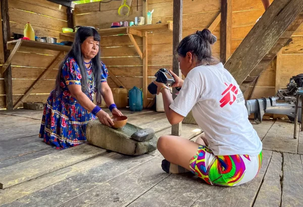 Riografías de Baudó, Chocó: proceso de producción: Yazury Dumaza, fotográfa y mediadora indígena de MSF tomando fotografías de miembros de la comunidad y su curación simbólica como parte del proyecto Riografías.