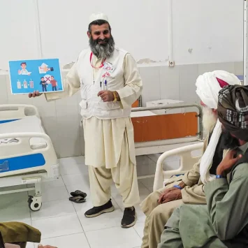 Haji Abdul Rehman Niamatullah, promotor de salud de MSF explica a un grupo de pacientes cómo prevenir infecciones y la importancia de tomar correctamente los antibióticos que les receta el médico.