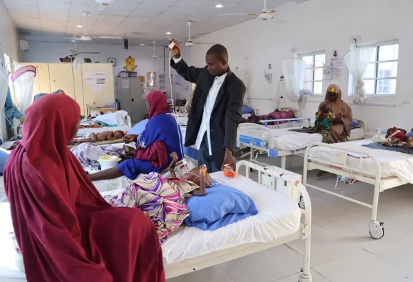 Un enfermero de MSF se prepara para tomar los signos vitales de un niño en cuidados intensivos de Ungwa Uku, en donde MSF trata la desnutrición infantil en Kano, Nigeria.