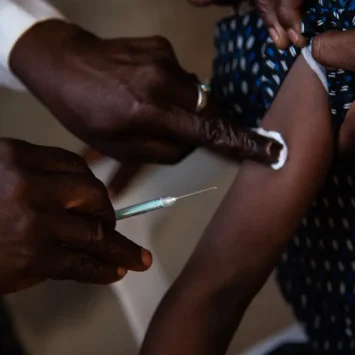 Muazu Nasir recibe la vacuna Penta-5 en el norte de Sokoto como parte del programa piloto de vacunación masiva de MSF