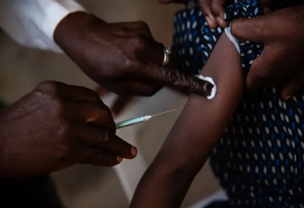 Muazu Nasir recibe la vacuna Penta-5 en el norte de Sokoto como parte del programa piloto de vacunación masiva de MSF