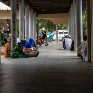 Pacientes esperan en un pasillo del hospital rural de Mocímboa da Praia, en la provincia de Cabo Delgado, en el norte de Mozambique.