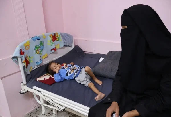 Una madre sentada con su hijo desnutrido en el hospital Nasser, que cuenta con el apoyo de MSF.