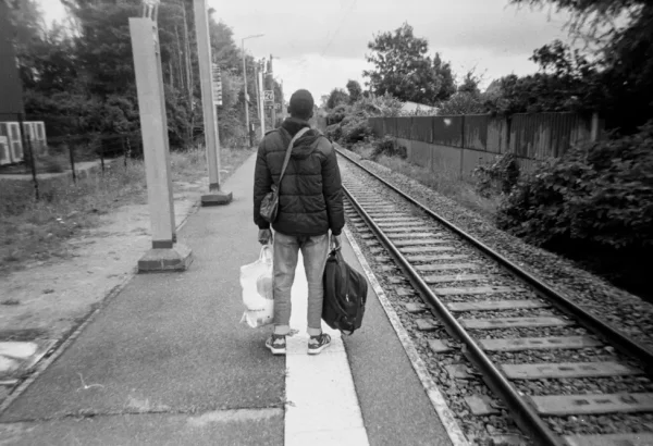 Un joven exiliado en la estación de tren de Calais